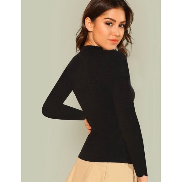 ❗️LAST CHANCE❗️NWOT Black scallop choker top - Picture 2 of 5